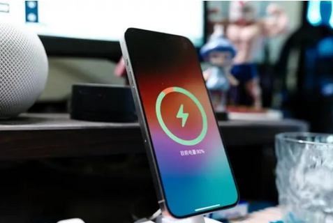 两当苹果15换屏服务分享用什么充电器给iPhone15充电更好 